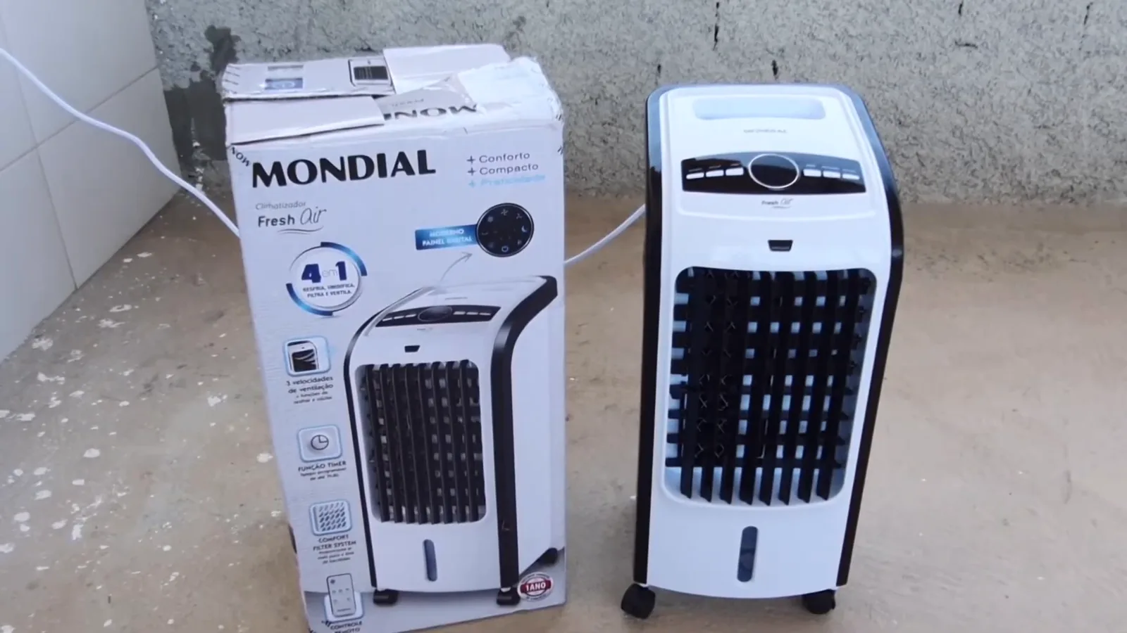 Climatizador Mondial ligado e ventilando com controle remoto em destaque