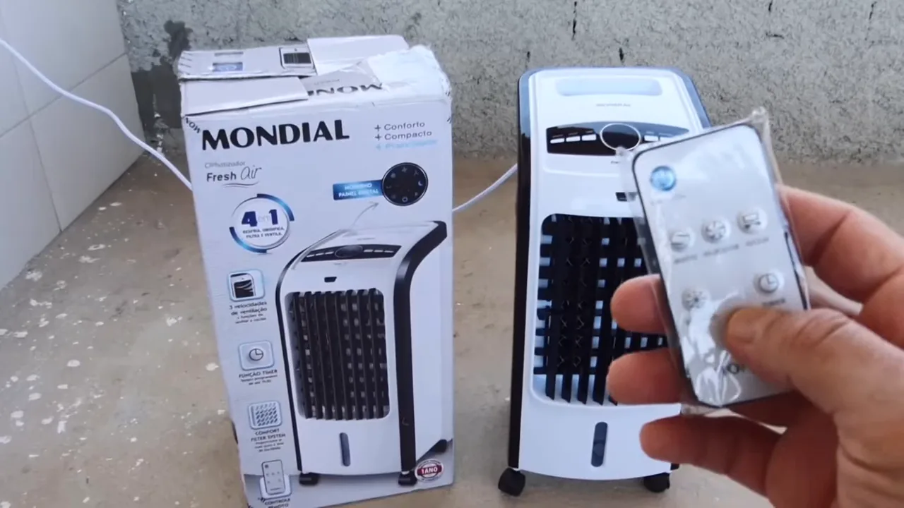 Climatizador ligado operando com suas aletas oscilantes em movimento