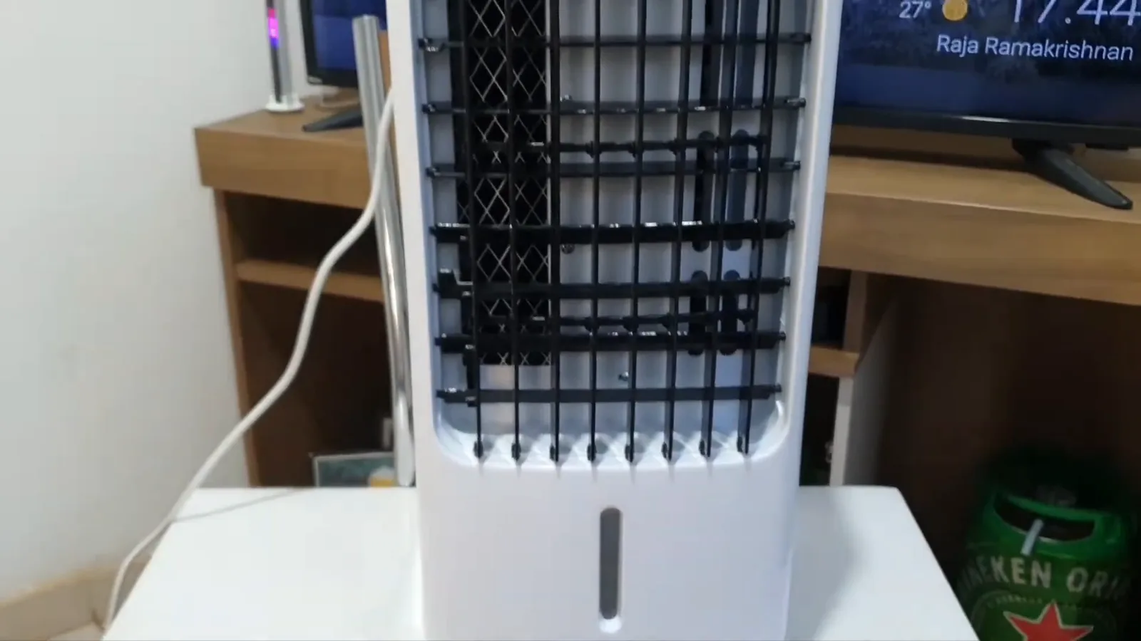 Climatizador Britânia BCL05FI em funcionamento com grade oscilante