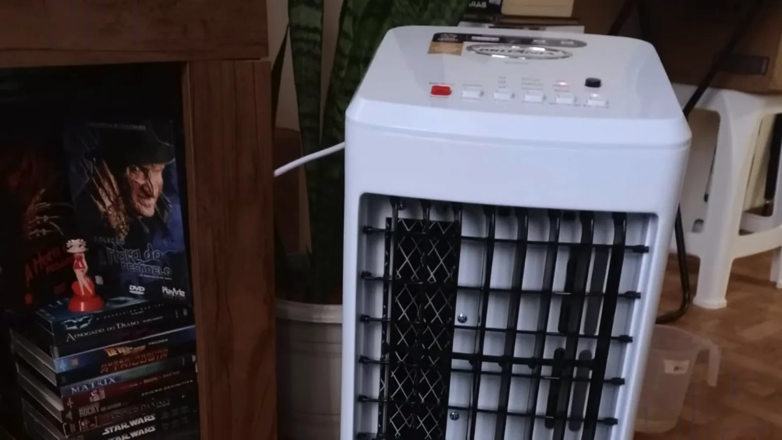 Climatizador de ar Britânia BCL05FI em funcionamento na sala de estar