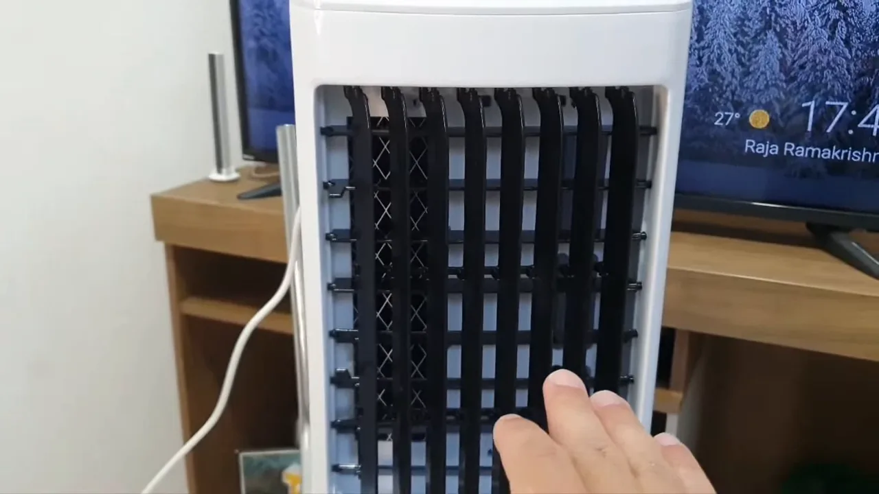 Aletas oscilantes do climatizador Britânia BCL05FI em pleno funcionamento