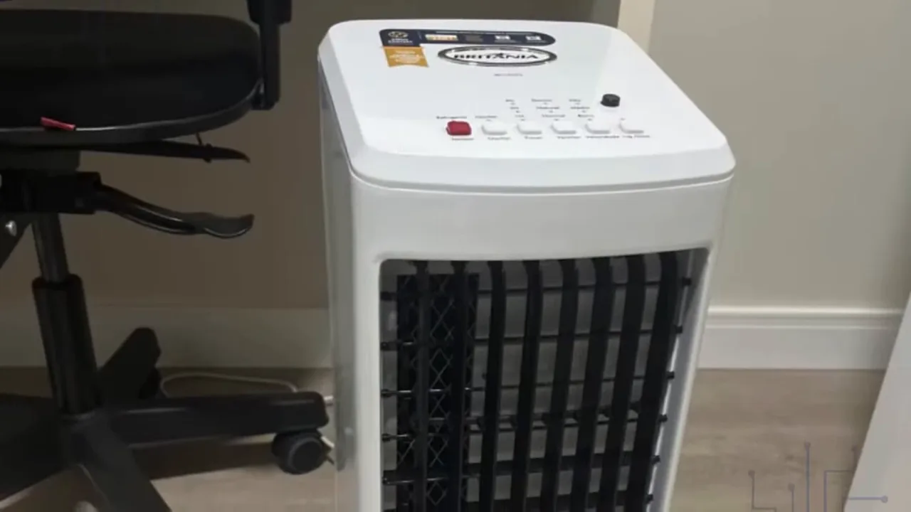 Climatizador Britânia em funcionamento com aletas internas oscilando na sala