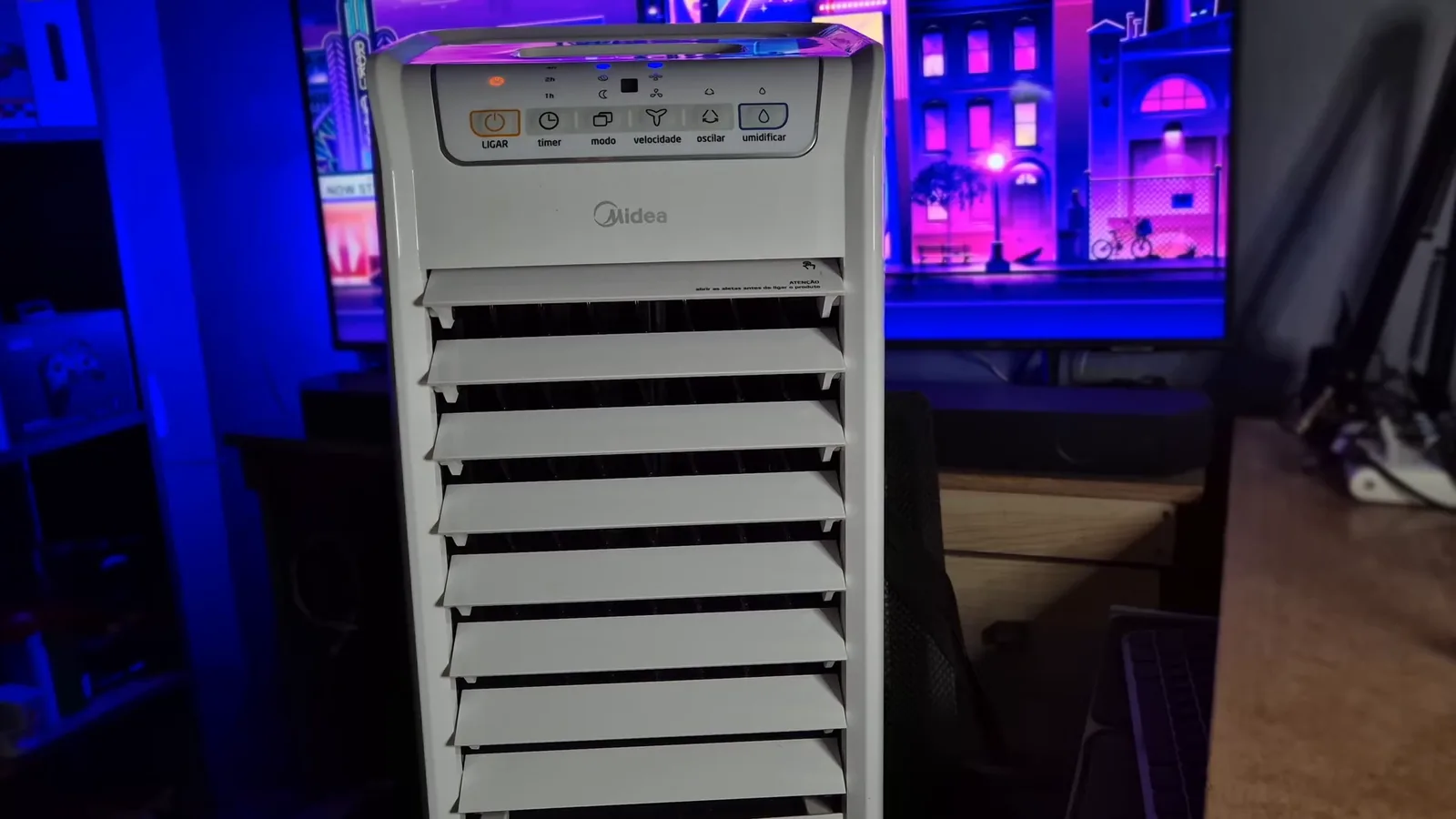 Climatizador de ar Midea ligado com aletas abertas em potência máxima