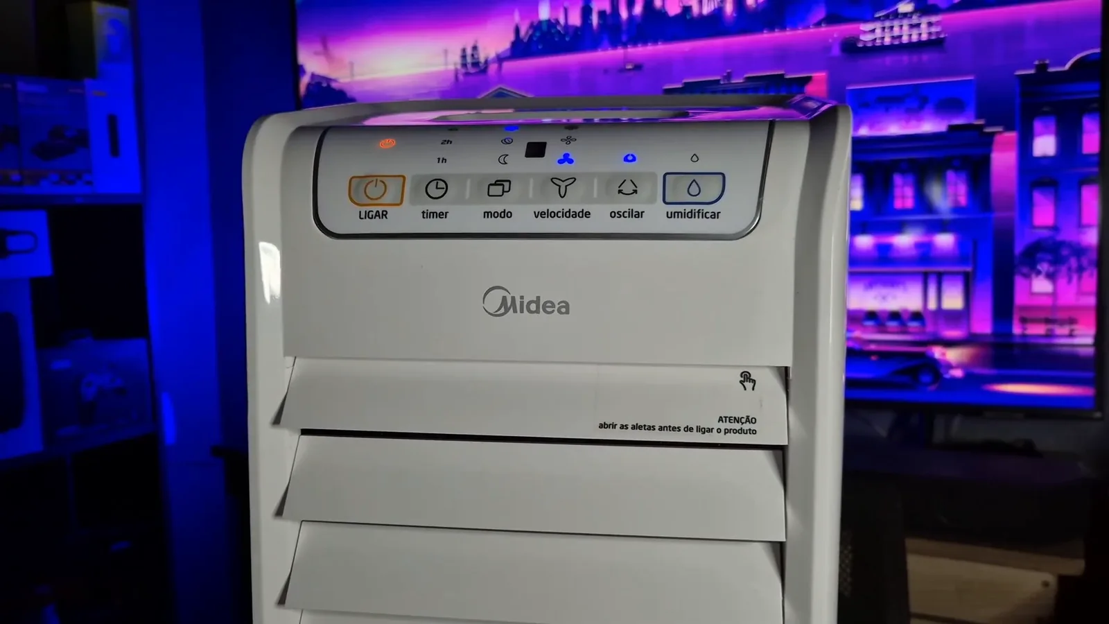 Climatizador Midea ligado com luzes indicadoras ativas no painel