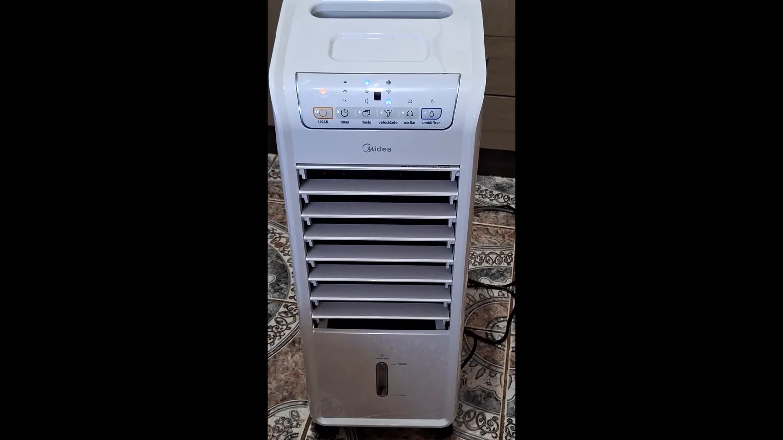 Climatizador de ar Midea ligado com painel luminoso em funcionamento
