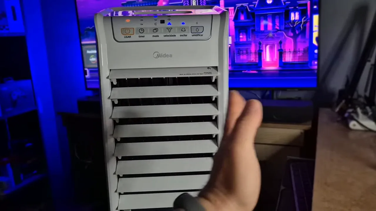 Climatizador Midea em funcionamento com aletas internas oscilando horizontalmente