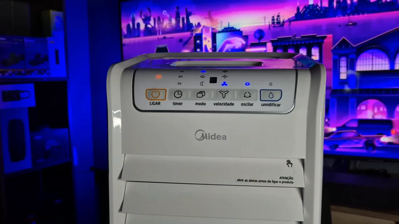 Climatizador de ar Midea em funcionamento com oscilação contínua
