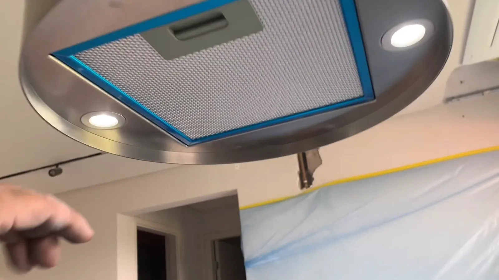 Iluminação em LED e filtro metálico da coifa em funcionamento