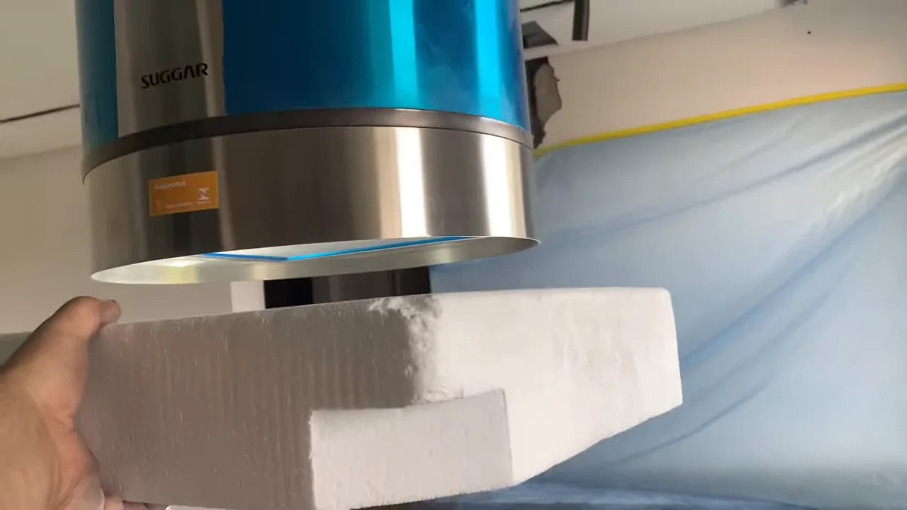 Teste prático comprovando o alto poder de sucção do motor
