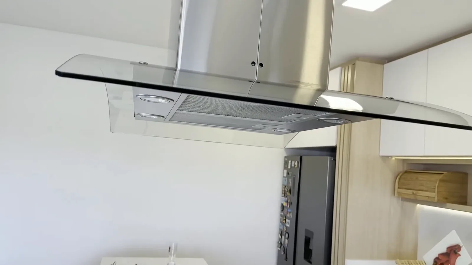 Coifa de ilha instalada com campana em vidro temperado