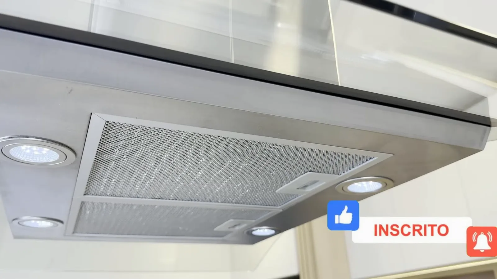 Base da coifa com telas metálicas e iluminação ativada