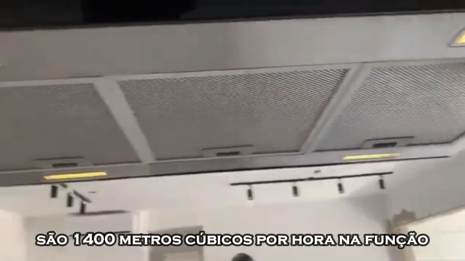 Painel touch da coifa com níveis de velocidade e luz ativados