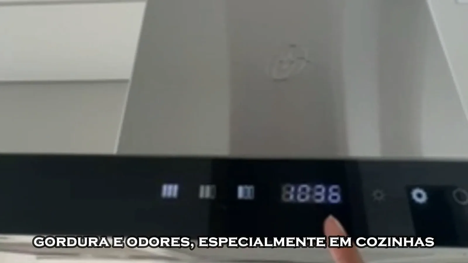 Detalhe do painel digital touch com display em pleno funcionamento