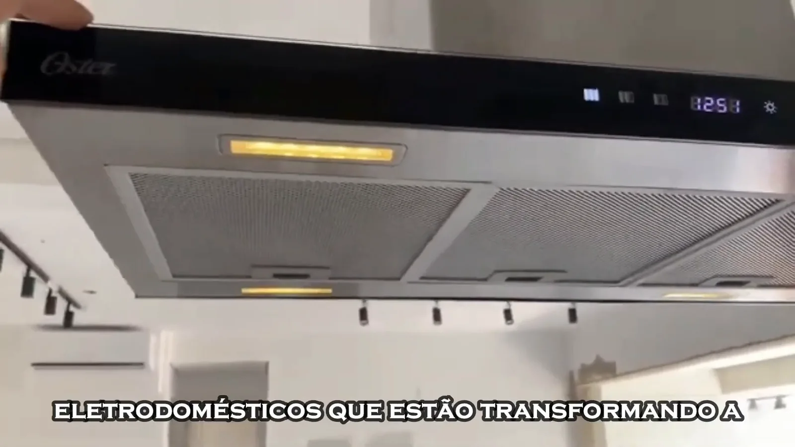 Coifa de ilha Oster em funcionamento com filtros e luzes ligadas