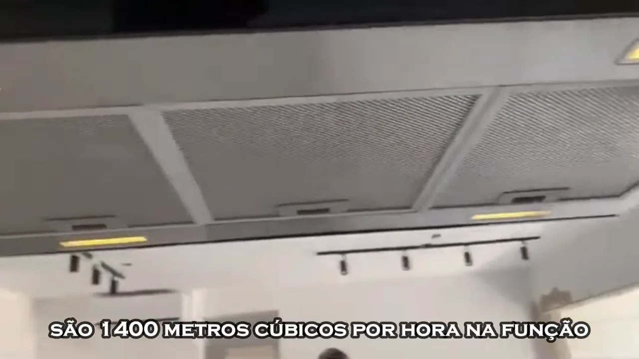 Usuário ajustando as funções no painel touch da coifa de ilha