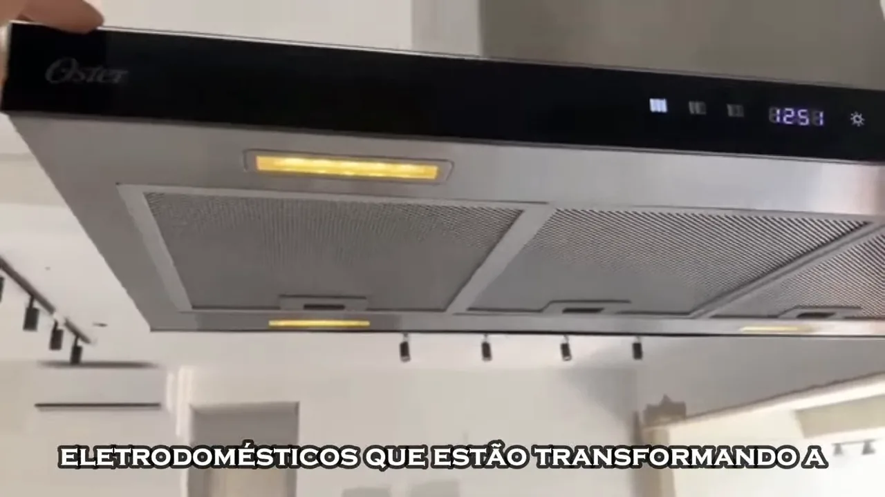 Coifa de ilha operando com iluminação LED e ajuste de velocidade