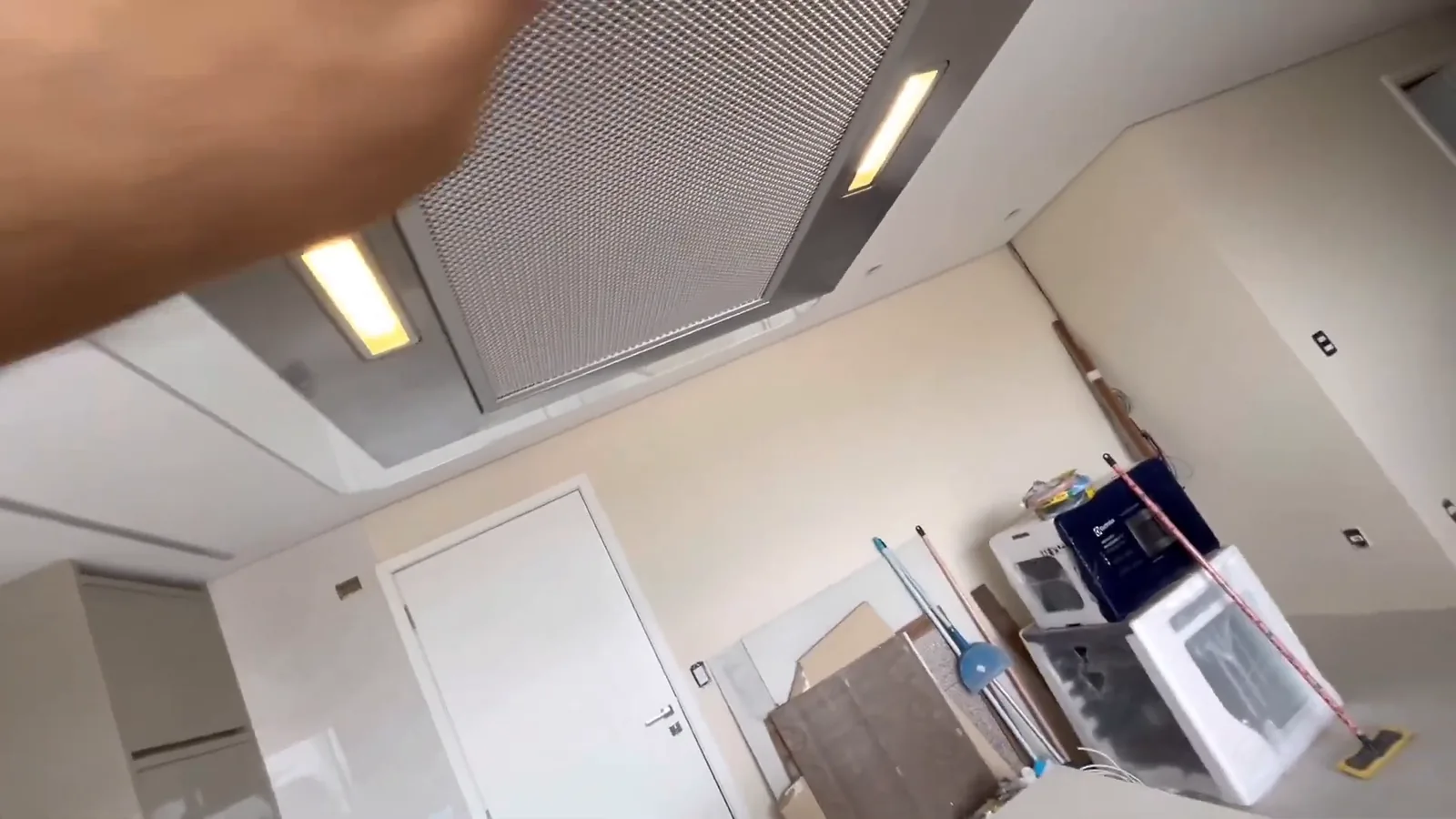 Filtro metálico lavável encaixado na base inferior da coifa
