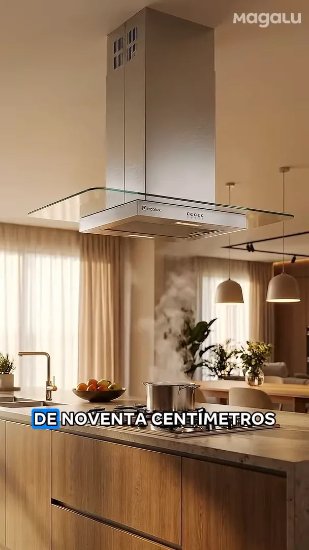 Coifa Electrolux aspirando vapor de panela em bancada de cozinha