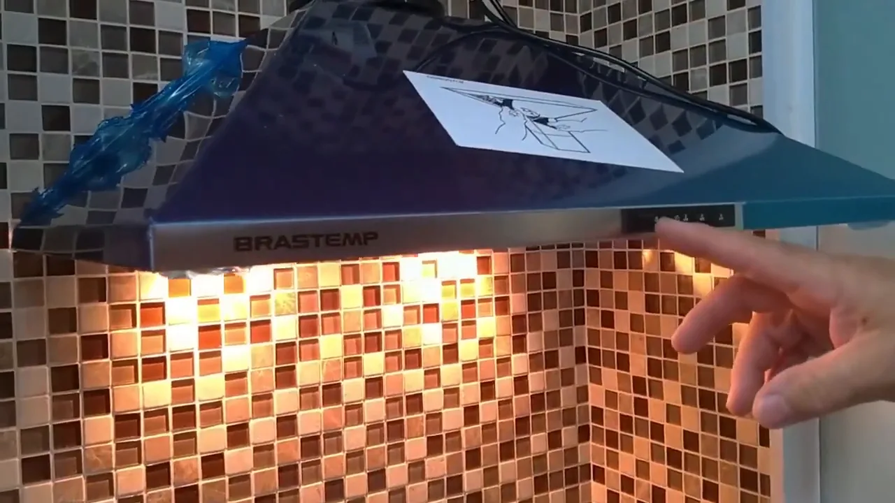 Lâmpadas embutidas da coifa acesas iluminando a bancada
