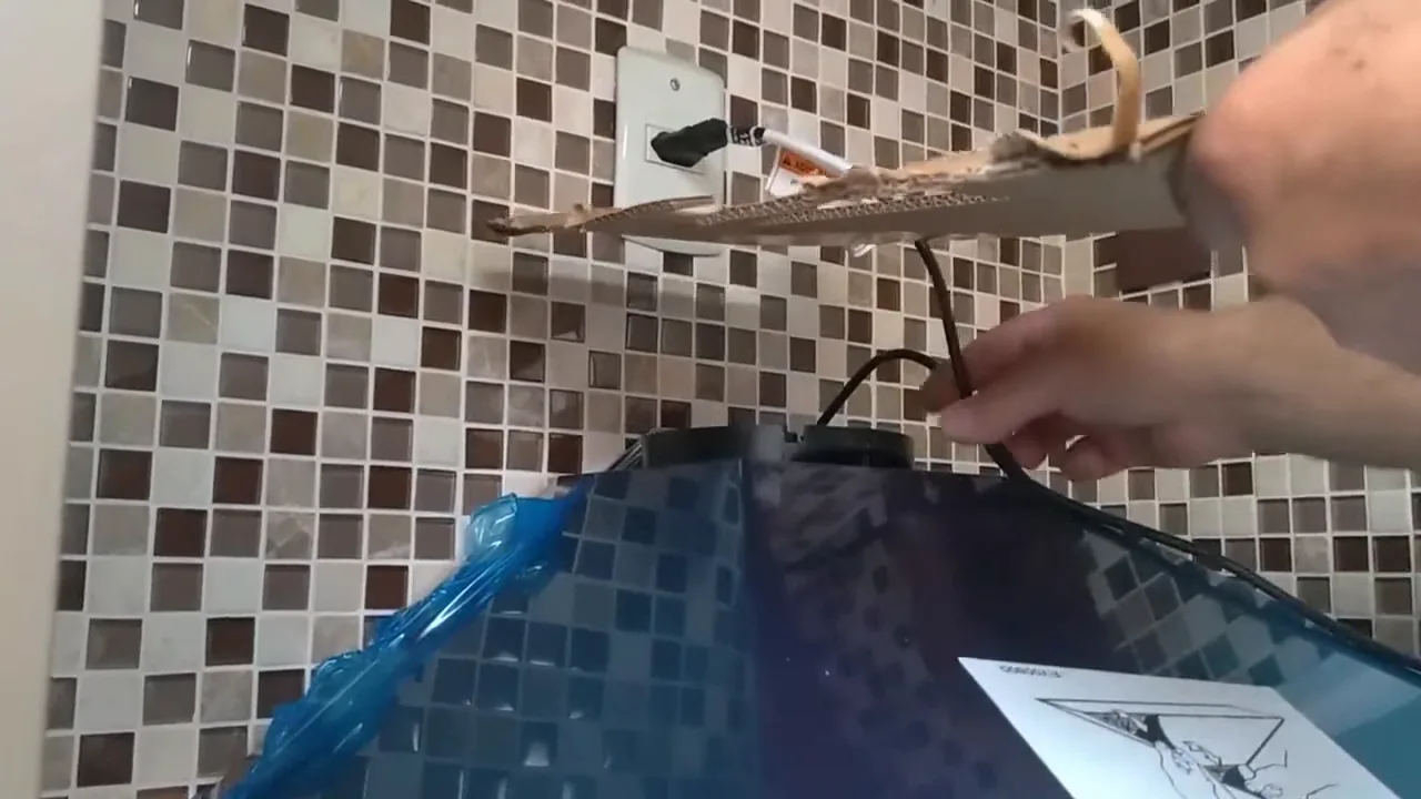 Fluxo de ar da coifa sustentando papelão durante teste prático