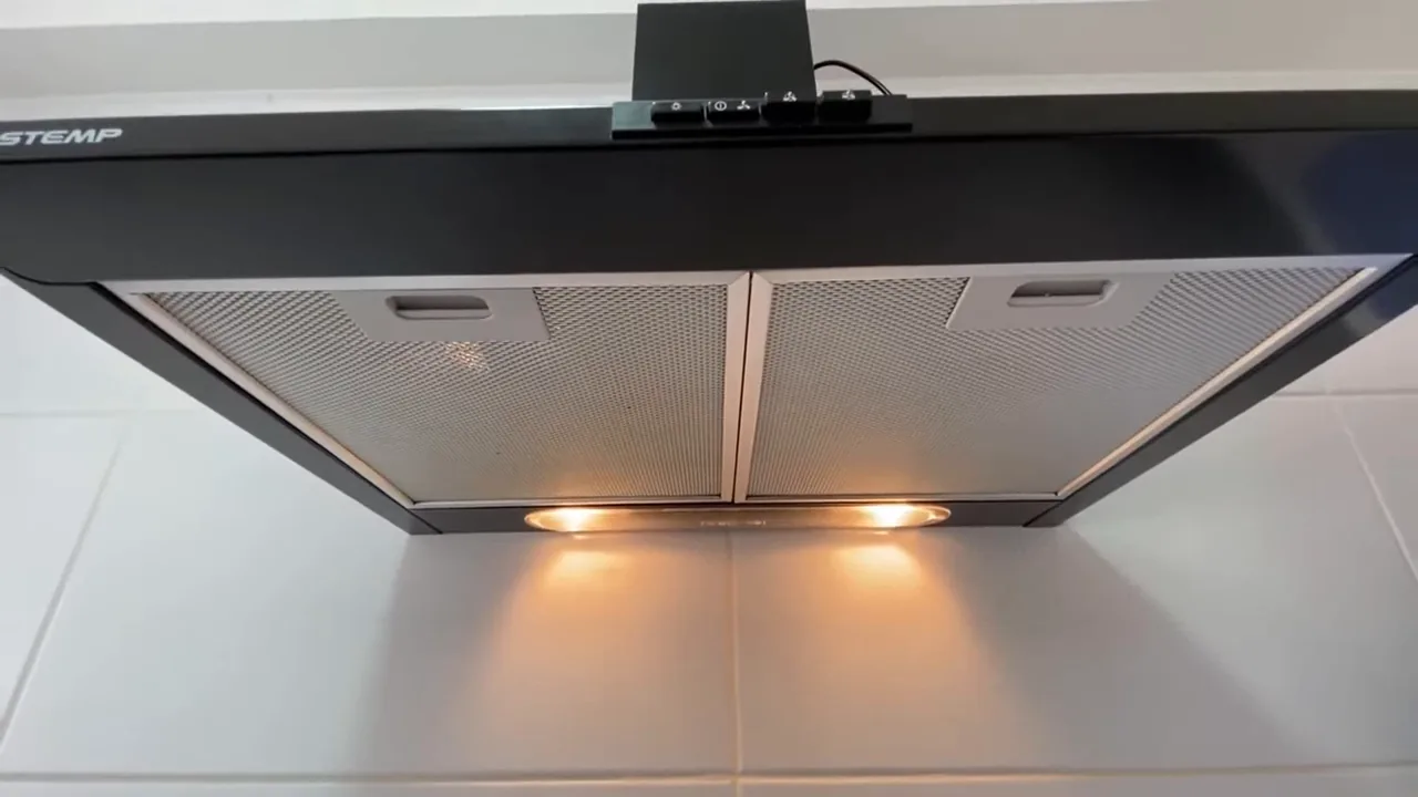 Coifa Brastemp em funcionamento com exaustor e iluminação ligados na cozinha