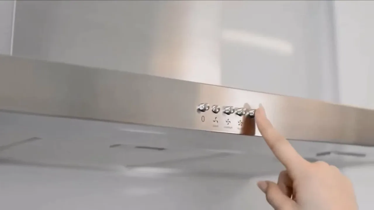 Seleção das velocidades e iluminação no painel da coifa Tramontina