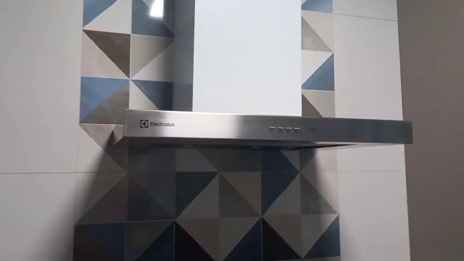 Coifa de parede Electrolux instalada em cozinha com acabamento inox