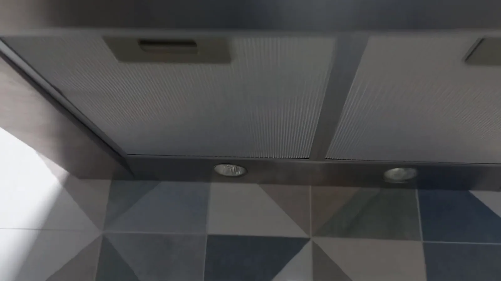 Base inferior da coifa com lâmpadas e filtros de gordura