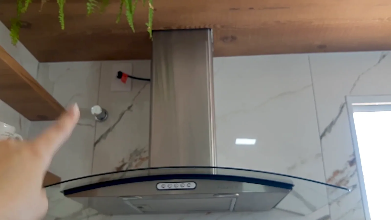 Coifa de parede Fogatti com duto slim e vidro curvo