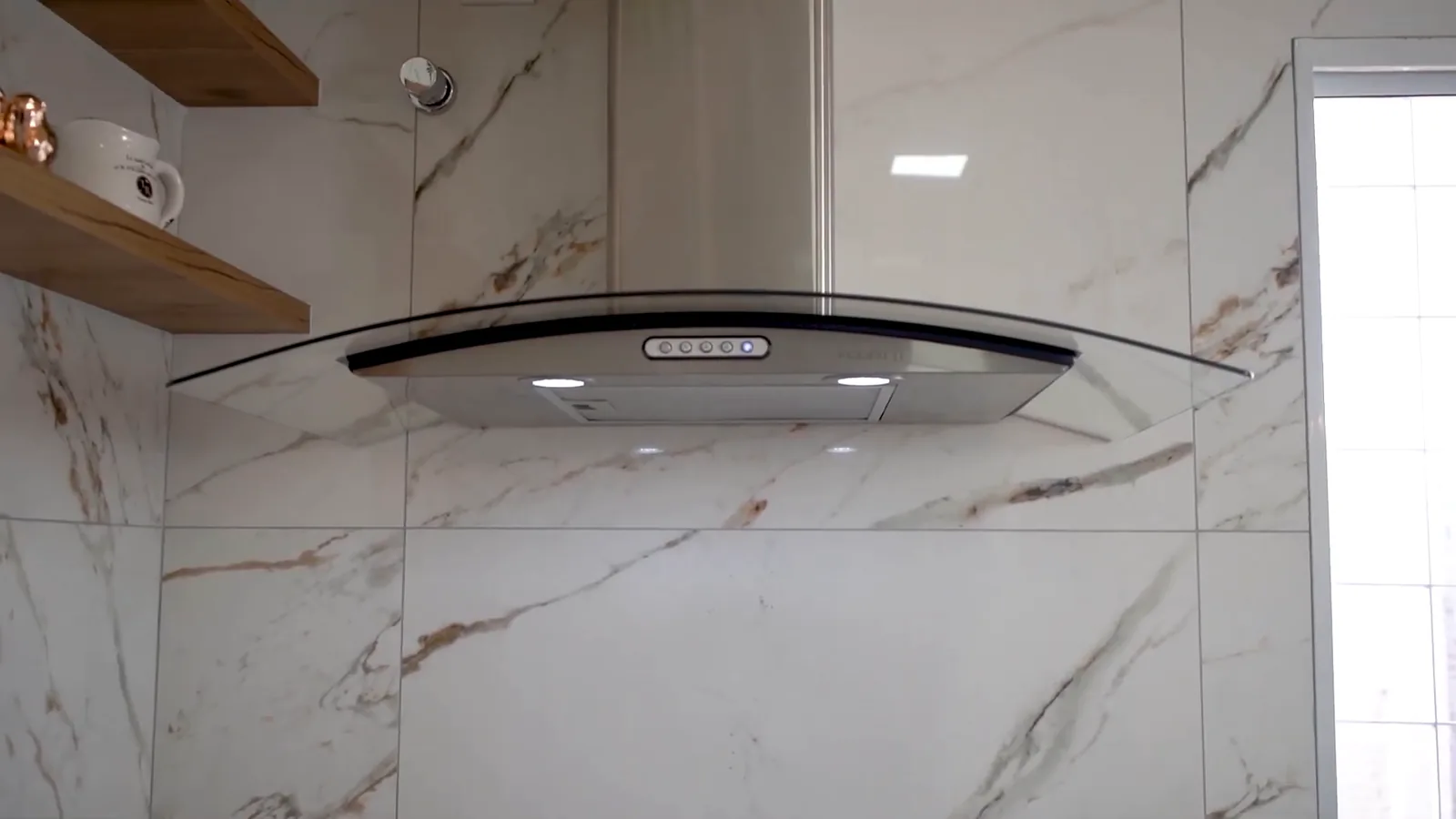 Lâmpadas LED da coifa Fogatti iluminando a bancada do cooktop