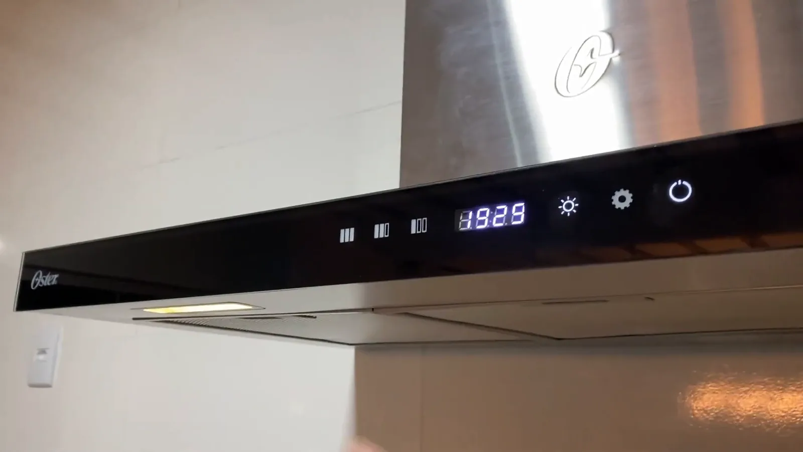 Painel touch e lâmpadas LED ativadas na coifa Oster OCFA690