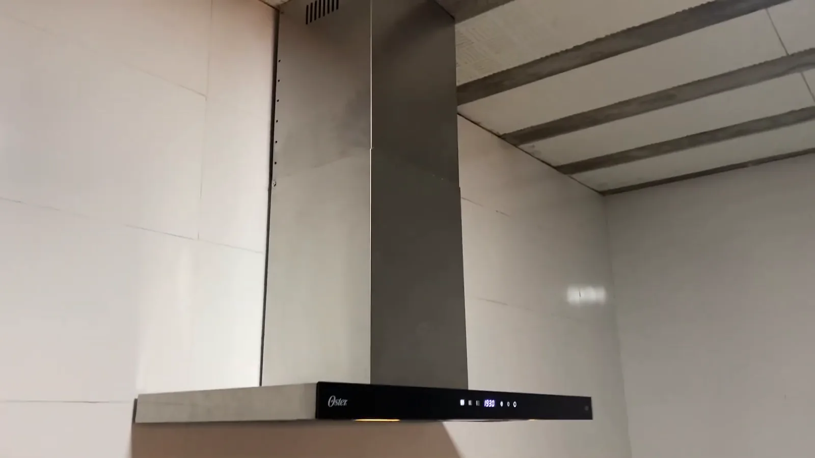 Coifa de parede Oster instalada em funcionamento na velocidade máxima