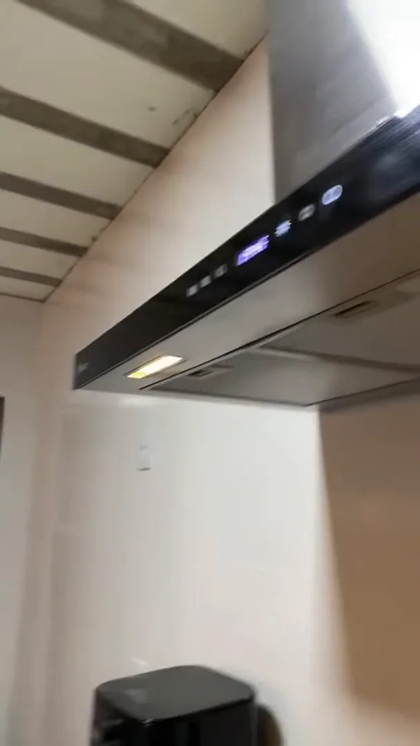 Iluminação em LED acesa na parte inferior da coifa Oster