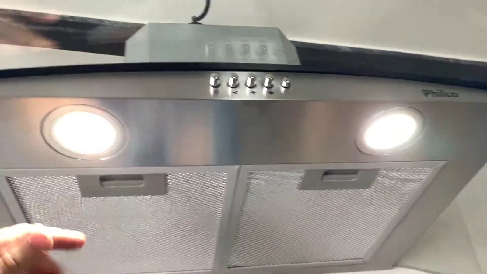 Lâmpadas LED da coifa Philco Glass acesas iluminando a base