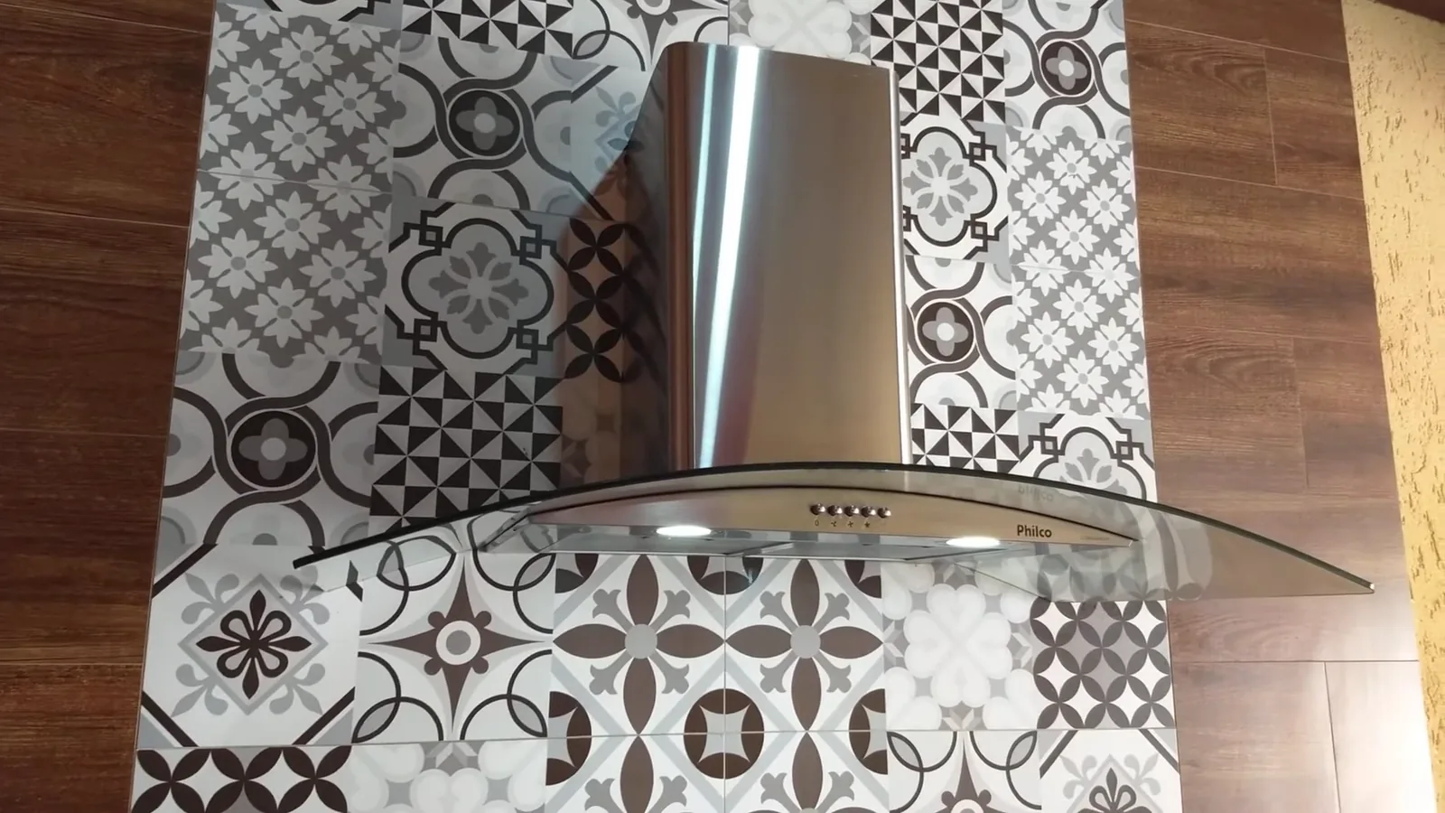 Duto em aço inox e cúpula de vidro curvo da coifa
