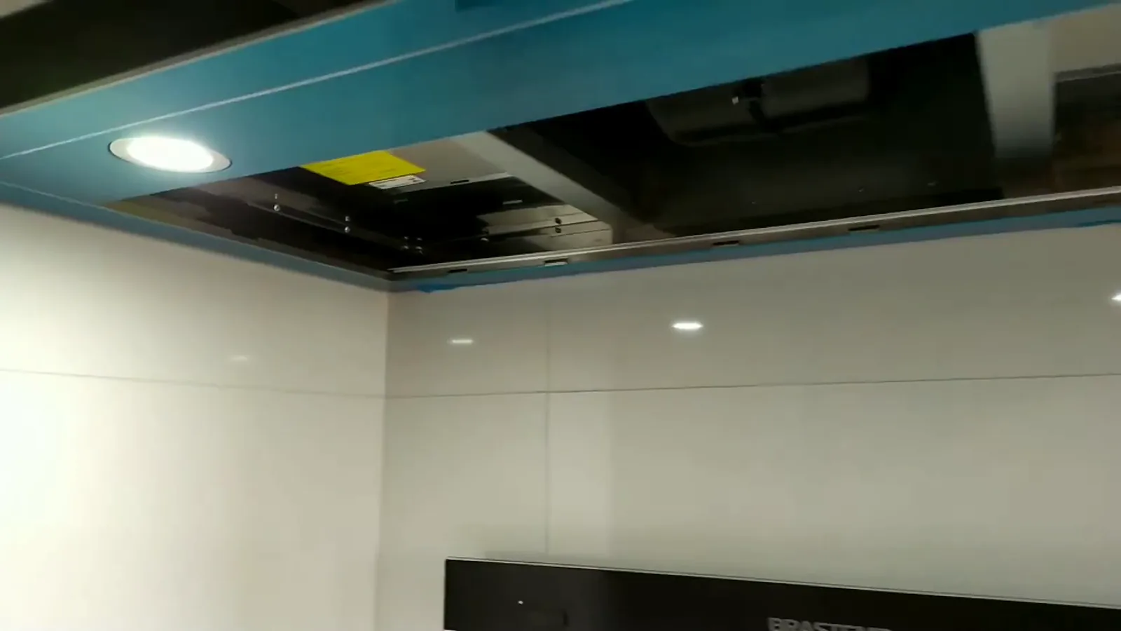 Iluminação LED embutida da coifa Fischer acesa sobre a bancada