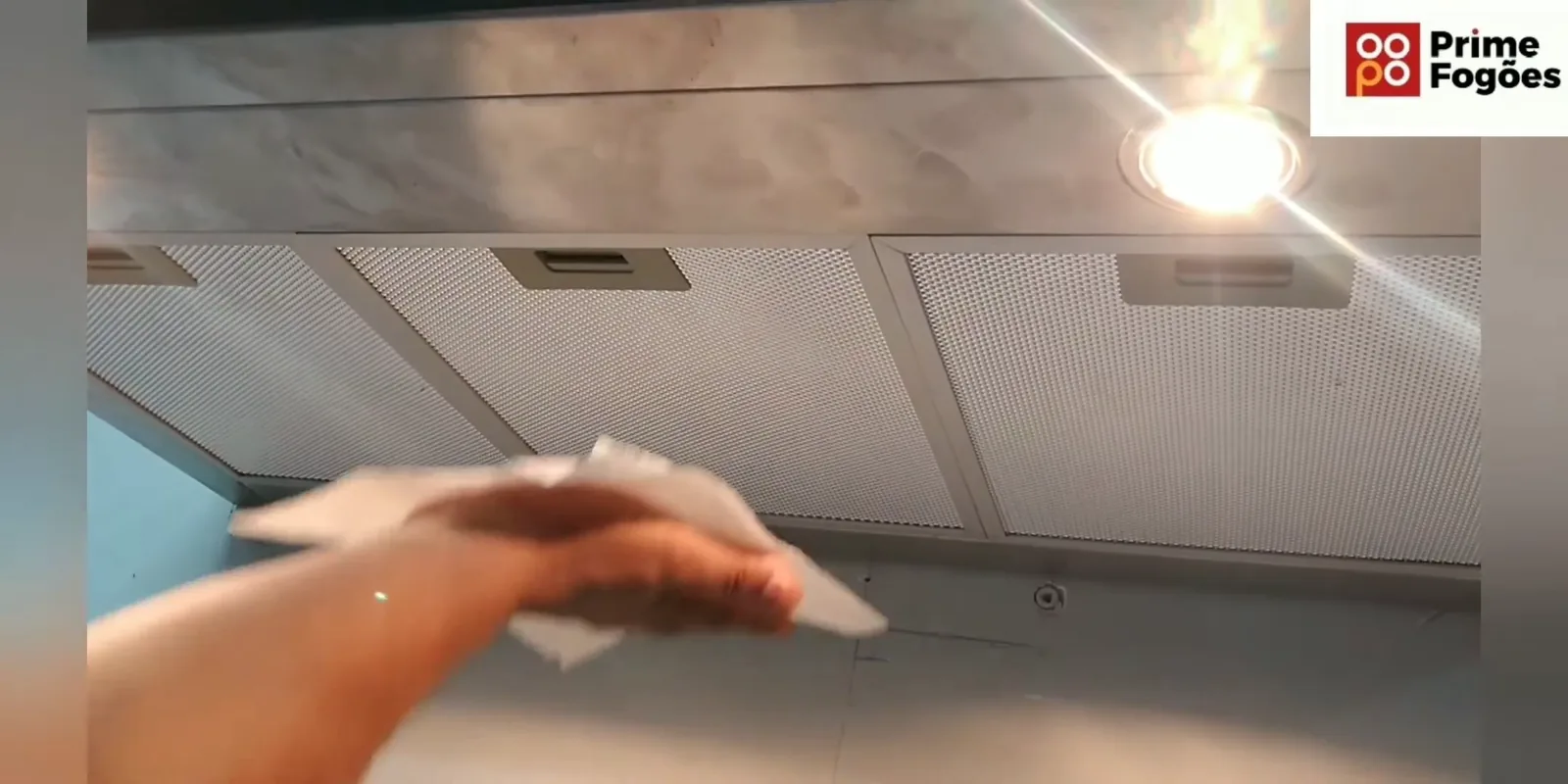 Papel toalha fixado pela sucção da coifa Fischer Infinity em funcionamento