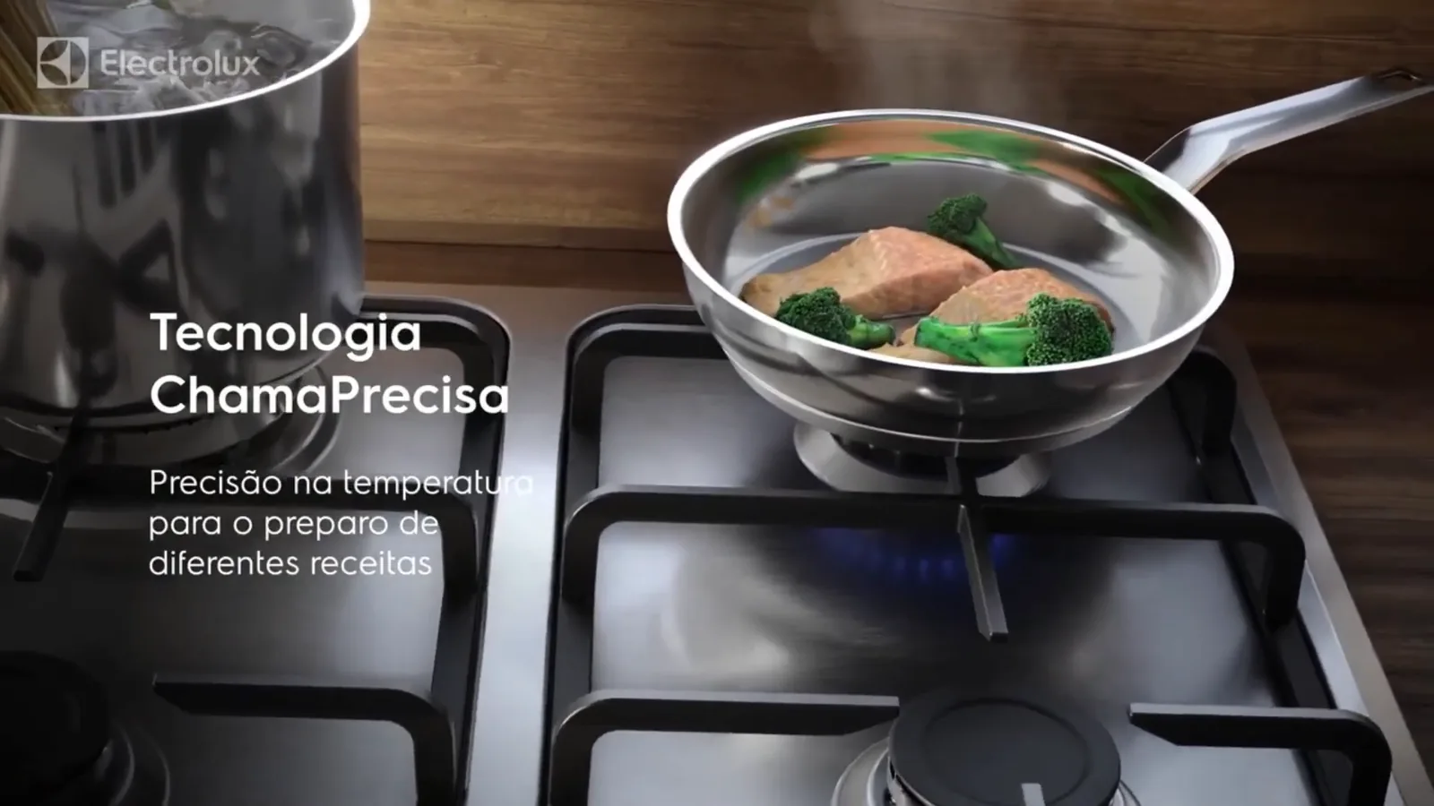 Grelhado de salmão e legumes em fogo direto no cooktop Electrolux
