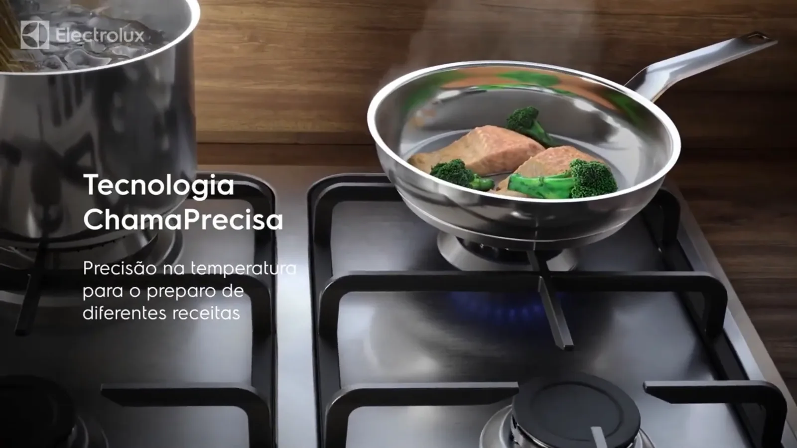Cozimento de salmão sobre queimador selado no cooktop Electrolux KE4XC