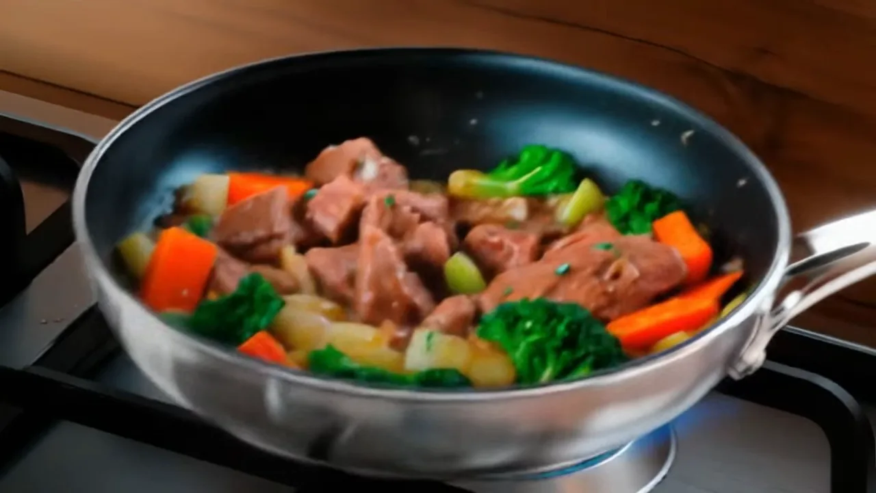 Preparo de carne com legumes em fogo ativo no cooktop Electrolux