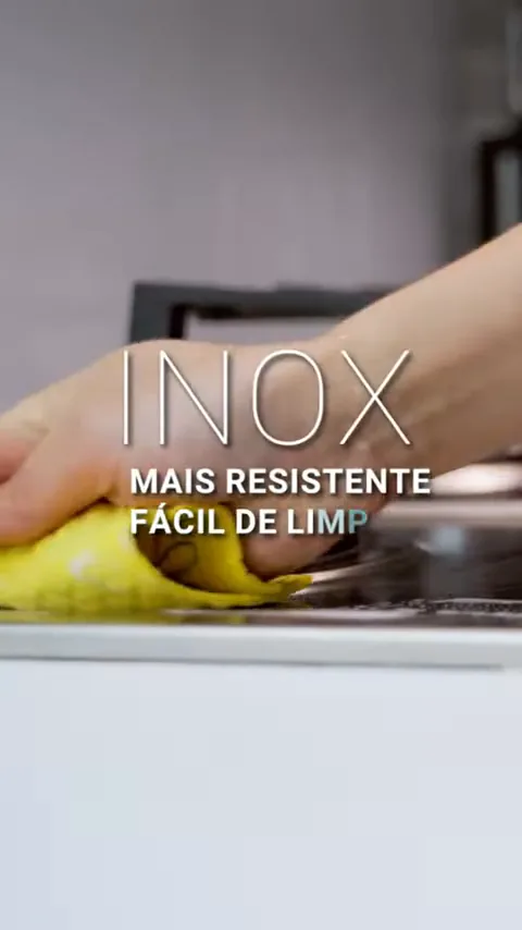 Limpeza prática da mesa em aço inox com pano macio