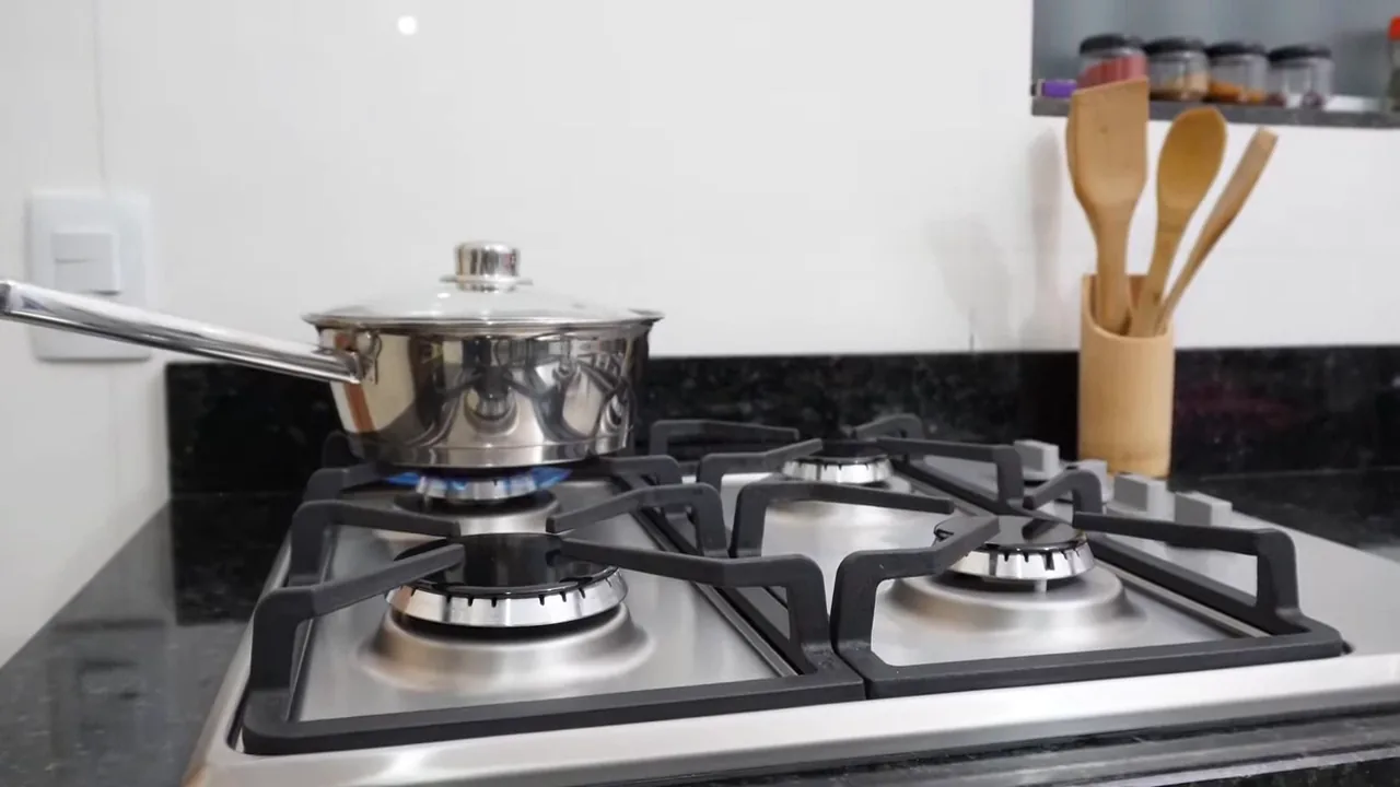 Panela sobre a boca com chama acesa no cooktop Philco