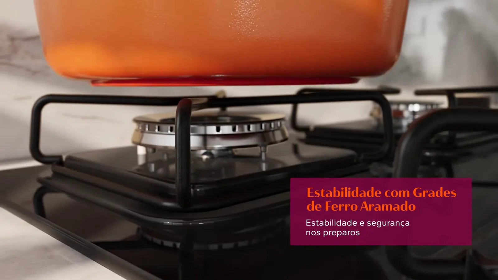 Panela apoiada sobre grade de ferro aramado com chama acesa