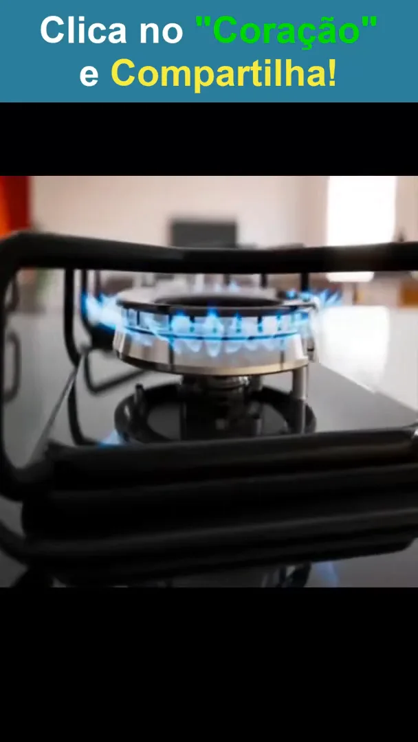 Queimador com chama azul uniforme acesa no cooktop de vidro