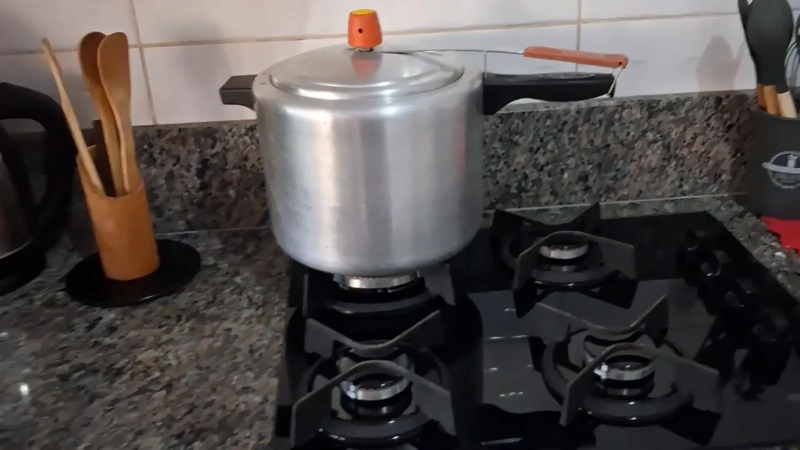 Panela de pressão acomodada na trempe do cooktop Dako Supreme