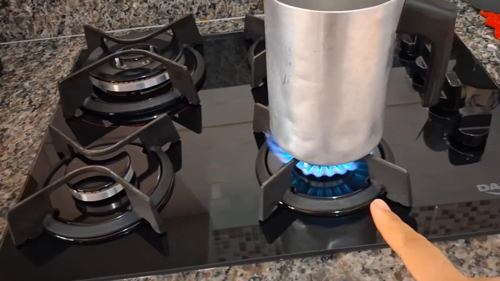 Leiteira apoiada sobre queimador aceso do cooktop Dako Supreme
