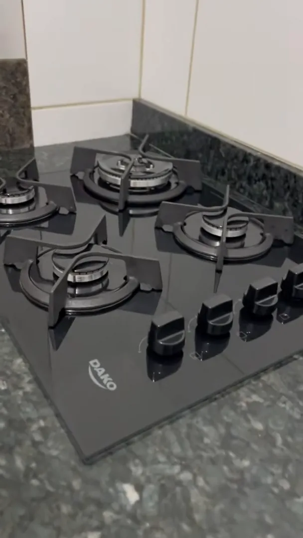 Cooktop Dako Supreme instalado na bancada de granito da cozinha
