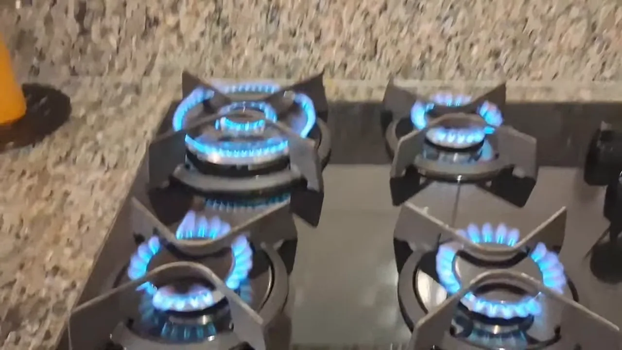 Queimadores do cooktop Dako Supreme funcionando simultaneamente com chamas azuis