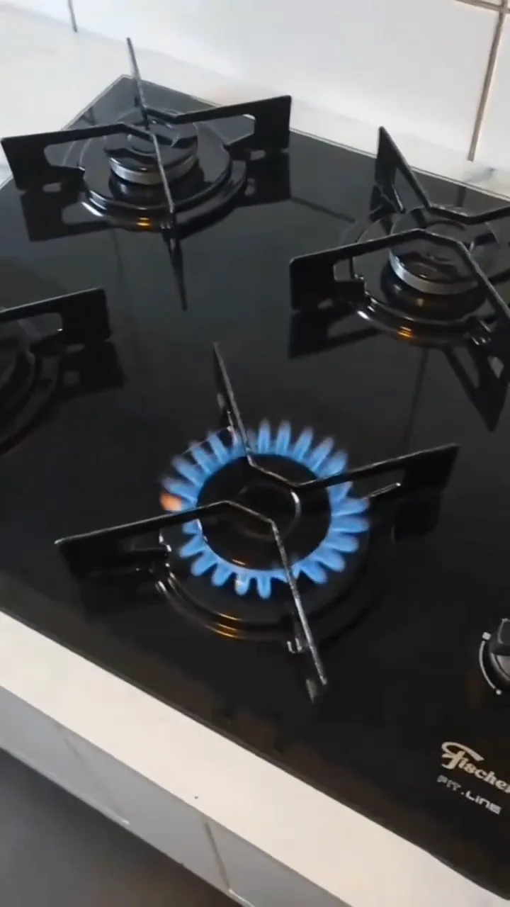 Chama potente do queimador rápido aceso no cooktop Fischer