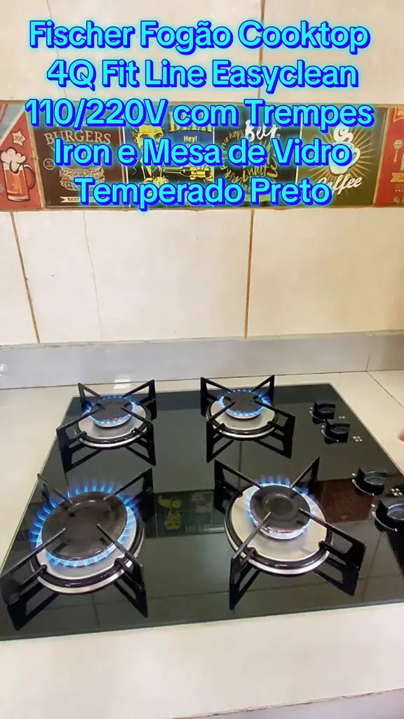 Mesa de vidro com os quatro queimadores do cooktop em pleno funcionamento
